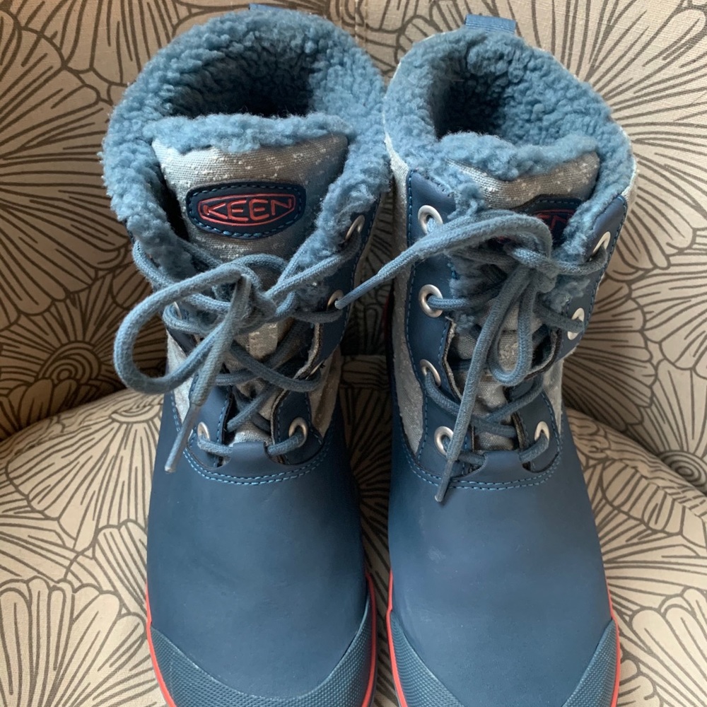 Girls size 5 Keen “Elsa” boots. Super warm!
